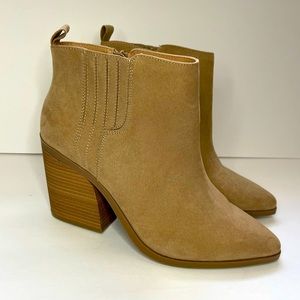 NWT TORRID TAN FAUX SUEDE STACKED HEEL CHELSEA ANKLE BOOTIE SIZE 10.5 WW